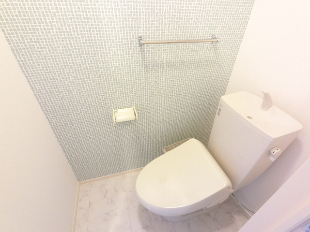 トイレ　温水洗浄便座付きトイレです。