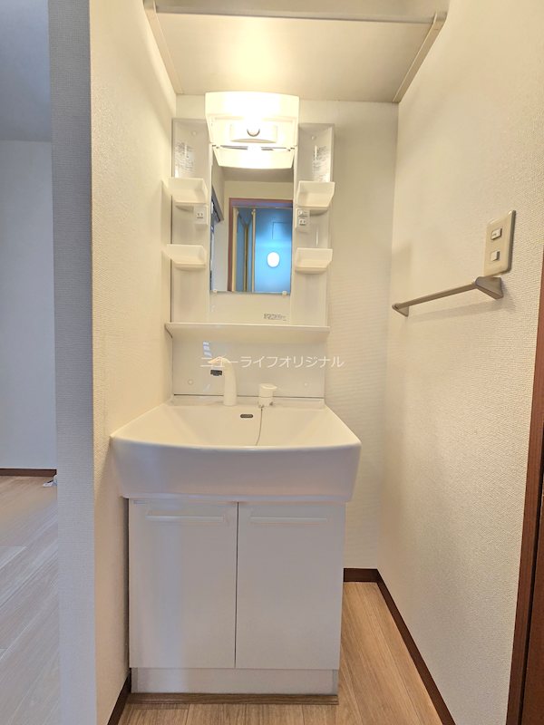 洗面設備　シャワーノズル付で身支度も、洗面台回りのお掃除もラクチン。