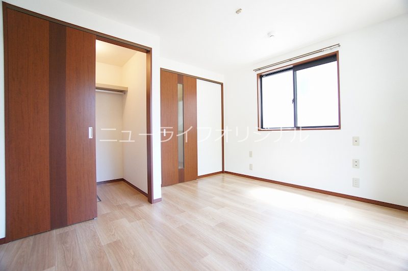 その他部屋・スペース　洋室は窓が2面あります。