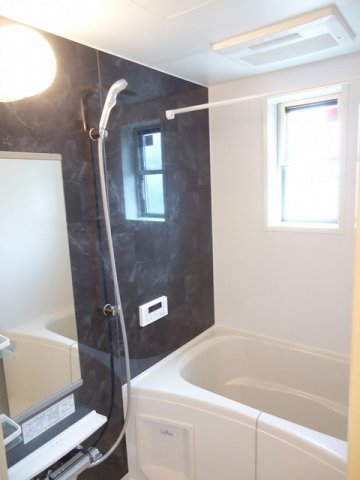 バス・シャワールーム　落ち着いた空間のお風呂です