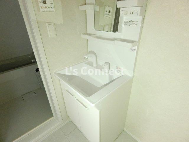 洗面設備　朝の支度もスムーズな独立洗面台。