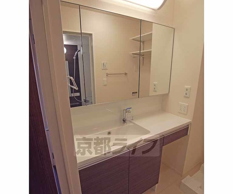 洗面設備　洗面台も広いです