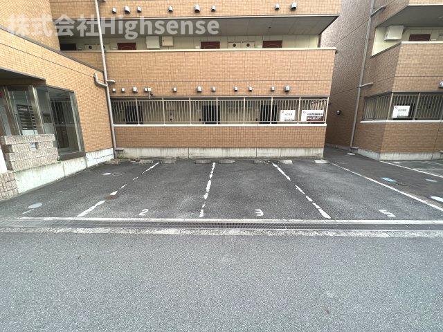 駐車場　駐車場があるので、車を買う予定の方も安心です