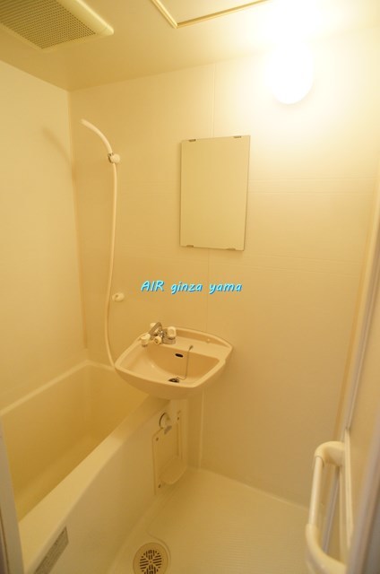 バス・シャワールーム　バストイレが別になっており清潔感のある水回り