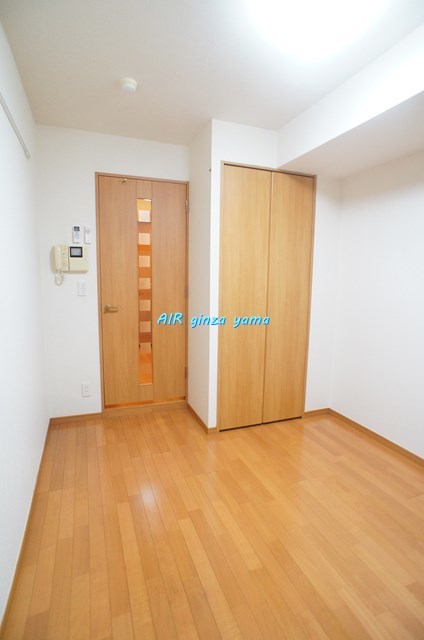 居室・リビング　明るく開放的なお部屋になります。テレワークにもいいですね。