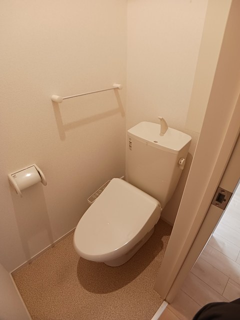 トイレ　温水洗浄便座付きのトイレです♪