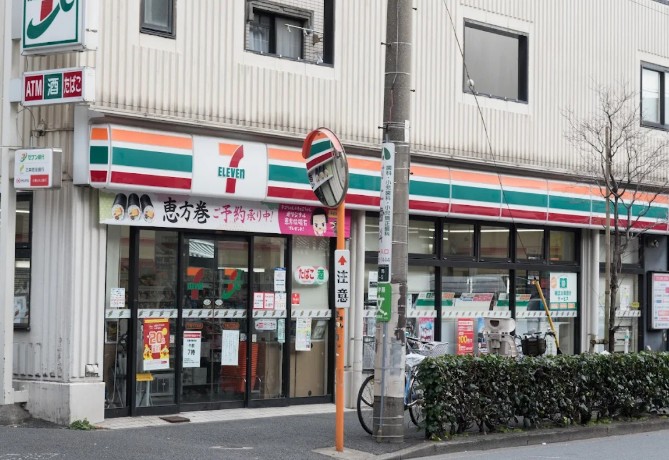 コンビニ　セブンイレブン下馬1丁目店（コンビニ）まで210m