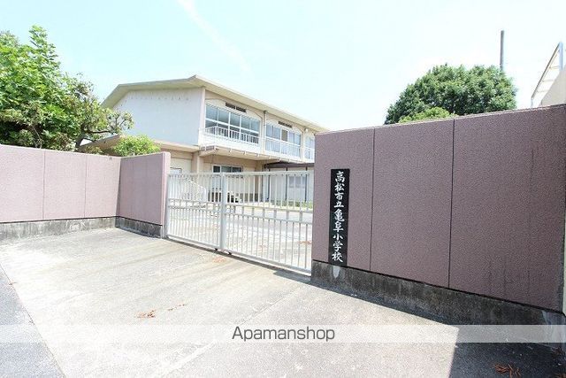 小学校　高松市立亀阜小学校（小学校）まで666m