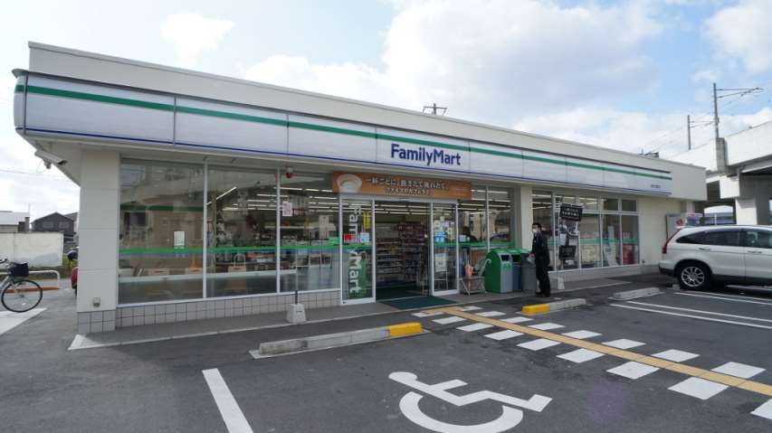 コンビニ　ファミリーマート　奈良法蓮店（コンビニ）まで675m