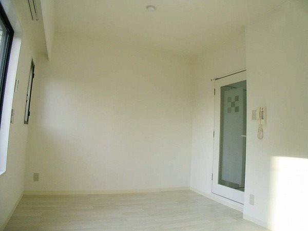 居室・リビング　同マンション別部屋)