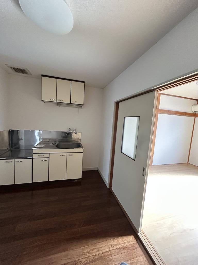 キッチン　4.5帖スペースには食事用ミニテーブルも置けますよ♪