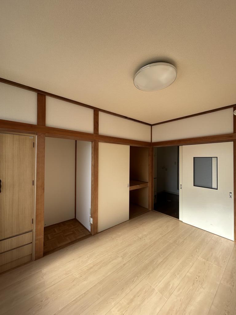 居室・リビング　6畳ですが収納が2か所にあるためスッキリ整理整頓OK