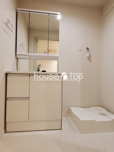 洗面設備　シャワー付き洗面台完備