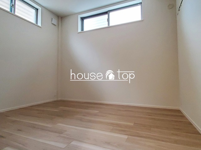 その他　2面採光の明るい洋室