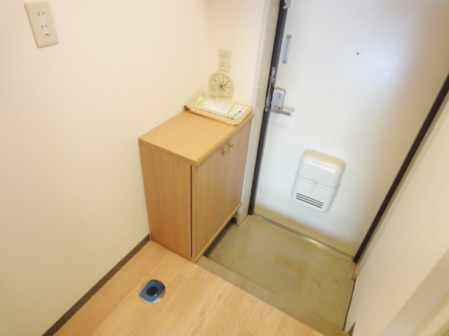 玄関　同物件別号室のものです。
