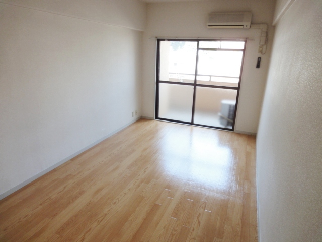 居室・リビング　同物件別号室のものです。