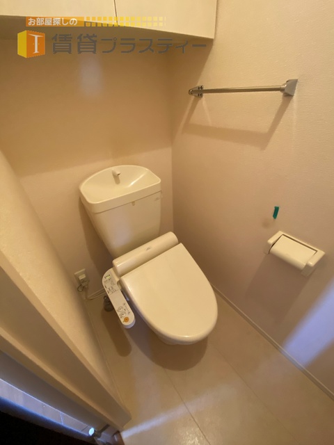 トイレ　ウォシュレット付き。