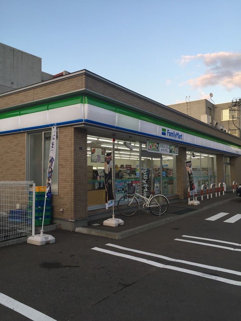 コンビニ　ファミリーマート札幌平岸4条店（コンビニ）まで184m