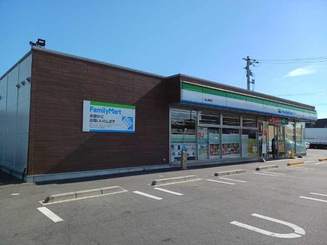 コンビニ　ファミリーマートさん（コンビニ）まで390m