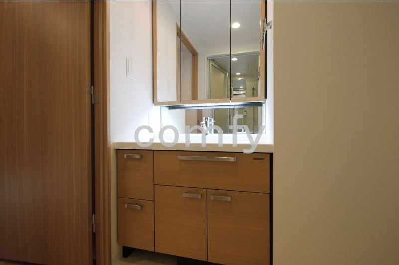 洗面設備　清潔感のあるパウダールーム