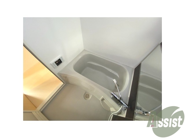 バス・シャワールーム　お風呂はトイレと別で追い焚き機能付きです。