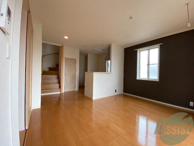 居室・リビング　広めのリビングでご家族にもオススメの物件です。