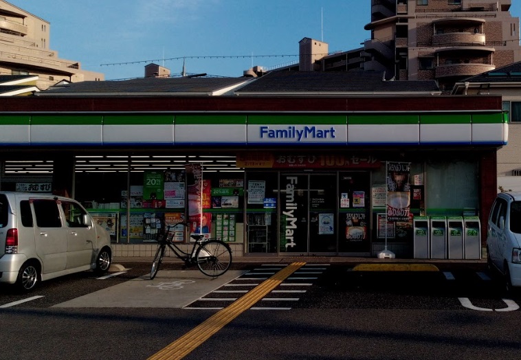 コンビニ　ファミリーマート 西宮今津港町店（コンビニ）まで386m
