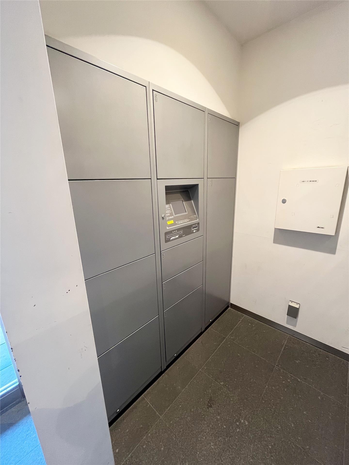 ロビー　宅配ボックス