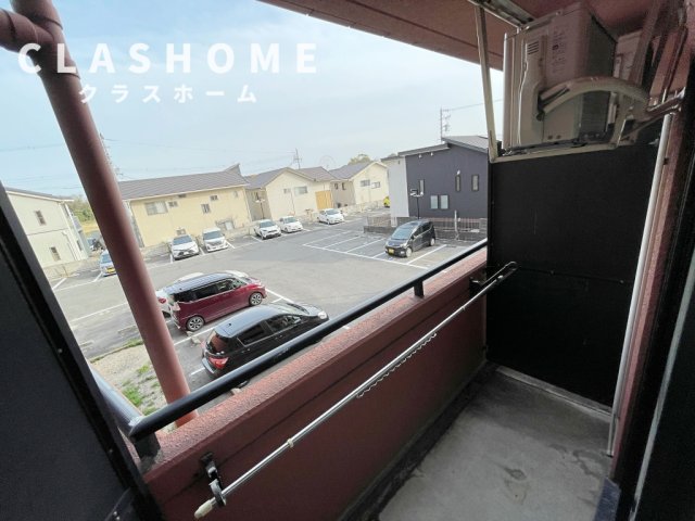 バルコニー　同物件の別部屋になります。