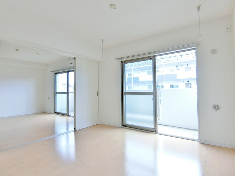 居室・リビング　※同棟同型反転の内観写真です、現状優先となります。