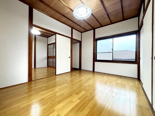 眺望　2階洋室6畳、押入れの収納力に期待！天気の良い日は眺望も綺麗