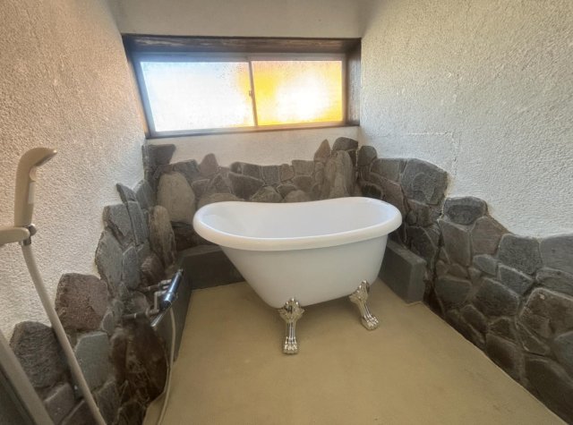 バス・シャワールーム　広めのシャワールーム、バスタブもありお湯をためることも可能