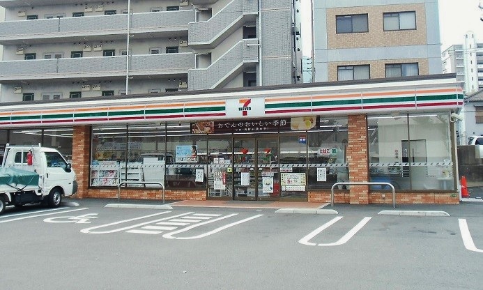 コンビニ　【セブンイレブン八幡西本町4丁目店】（コンビニ）まで291m