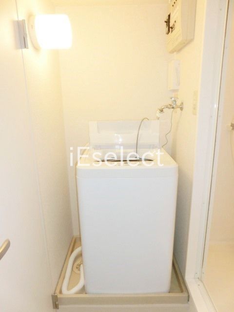 洗面設備　室内洗濯機置き場。