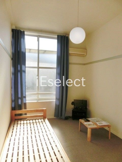 居室・リビング　天井も高くて開放感もある洋室です。