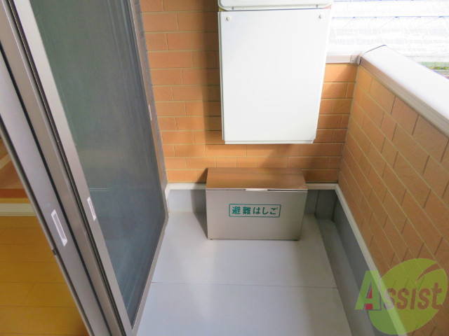 バルコニー　幅があり広めの印象でした。のびのびと作業が出来そうです。