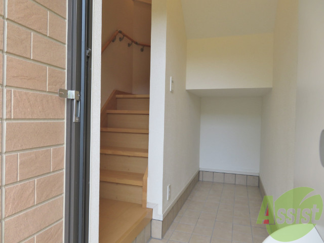 玄関　玄関から撮りました。自転車など置けるスペースがあります。