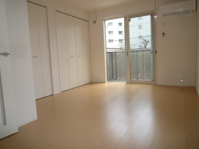 居室・リビング　洋室11.7帖　フローリング　明るい室内