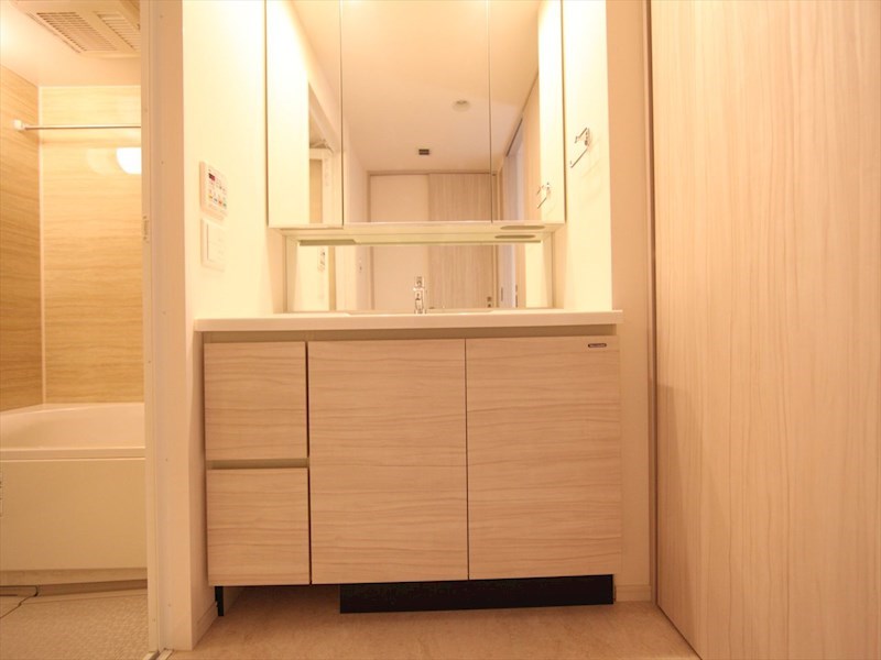 洗面設備　脱衣所　三面鏡付洗面化粧台