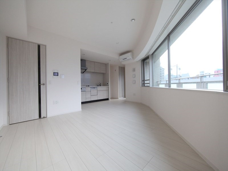 居室・リビング　ＬＤＫ15.3帖　一面窓付（換気良好）