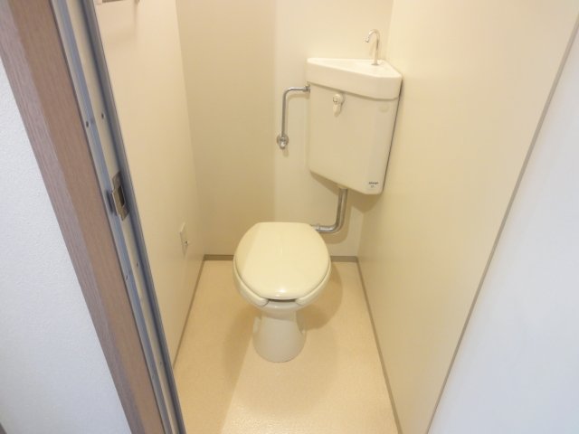 トイレ　同物件別号室写真です。