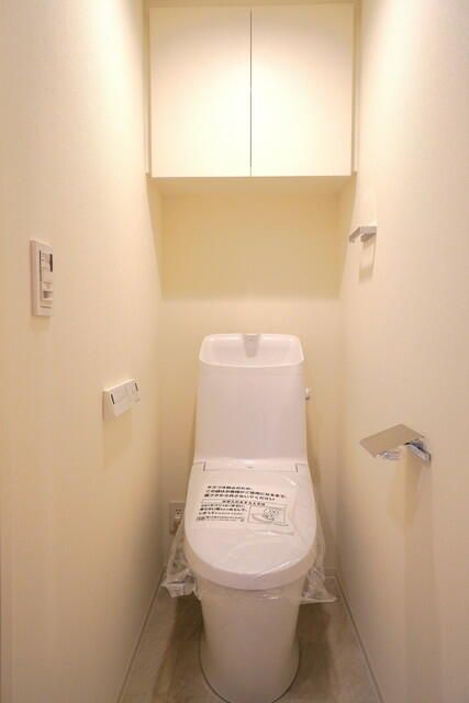 トイレ　落ち着いた色調のトイレです