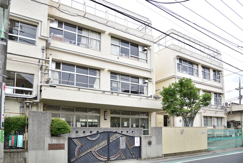 小学校　世田谷区立中丸小学校（小学校）まで983m