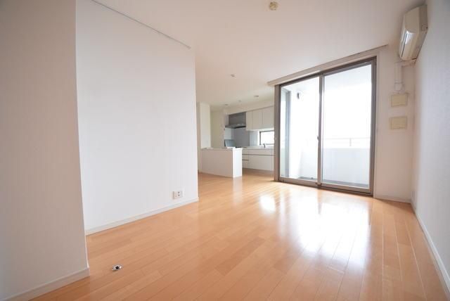 居室・リビング　★リビングの窓も大きくて明るいです・人気のカウンターキッチ…