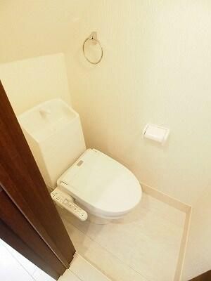 トイレ　落ち着いた色調のトイレです