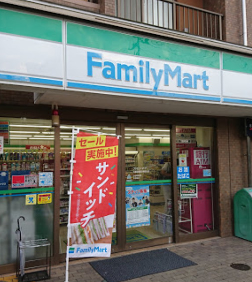 コンビニ　ファミリーマート（コンビニ）まで568m