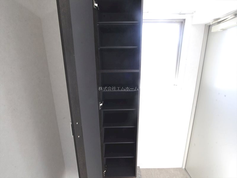 玄関　玄関　シューズボックス　姿見鏡付き（収納充実してます）