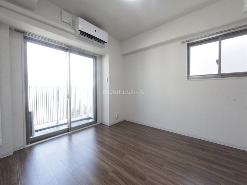 バルコニー　洋室7.2帖　エアコン完備　バルコニーに面しています