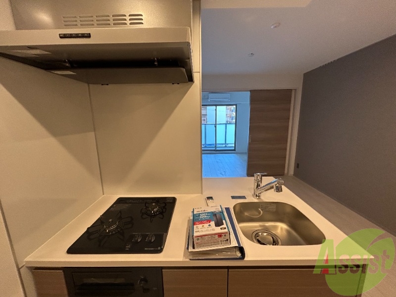 キッチン　２口のガスコンロとグリルが設置済みのシステムキッチンです。