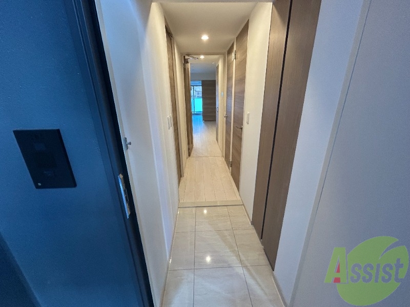 玄関　玄関口も広くて良いですね。荷物が多くても問題無く通れます。